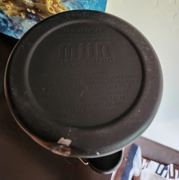 B2GO Patagonia 64 oz MIIR Growler in Black - Picture 11 of 11